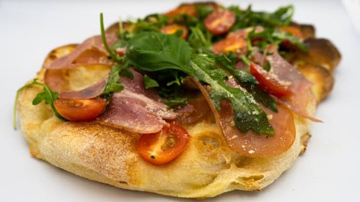 Prosciutto e Arugula pinsa